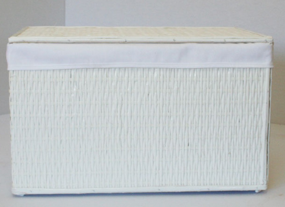 Baúl mimbre blanco tela beige c/bolillos 65x44x39cm. Presenta tara.